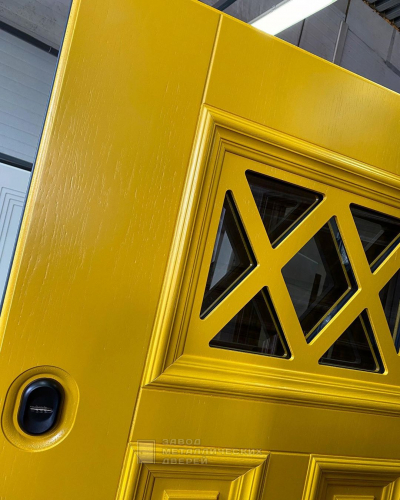 Жёлтая входная дверь с чёрной фурнитурой и стеклопакетом №77
