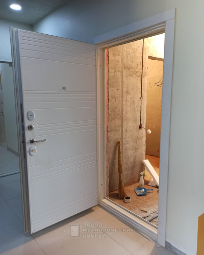 Белая металлическая дверь с фрезерованными накладками из МДФ панелей 12мм. №81