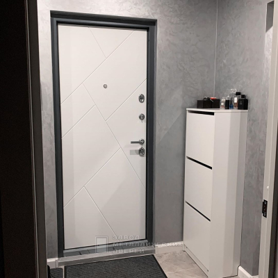 Белая входная дверь в квартиру с накладкой снаружи и внутри  №11